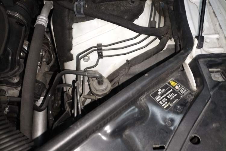 Used Mercedes-Benz R-Class 2015 R 400 4MATIC Business Model Engine Bay Left
