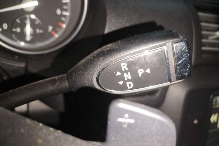 Used Mercedes-Benz R-Class 2015 R 400 4MATIC Business Model Gear Lever