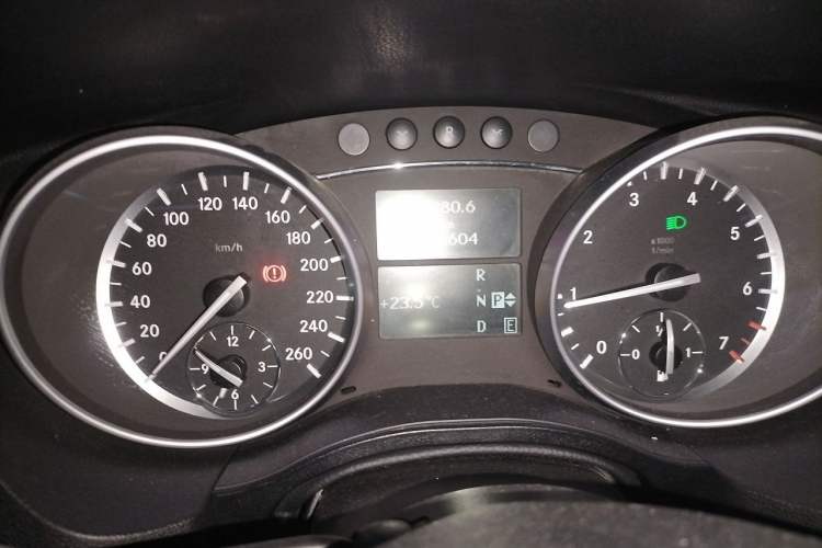 Used Mercedes-Benz R-Class 2015 R 400 4MATIC Business Model Instrument Cluster