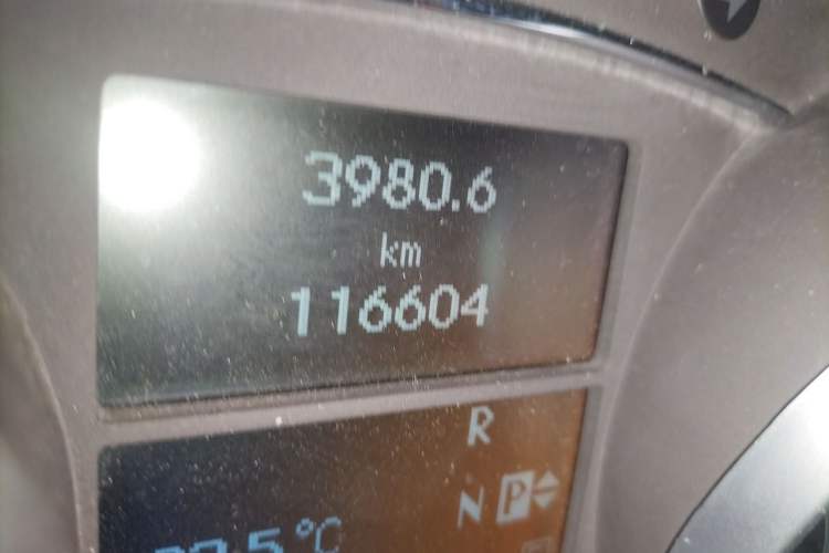 Used Mercedes-Benz R-Class 2015 R 400 4MATIC Business Model Odometer Close Up