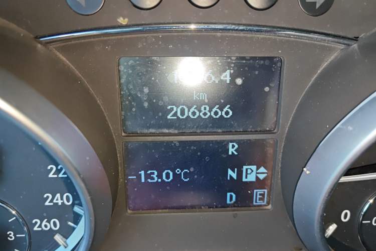 Used Mercedes-Benz R-Class 2015 R 320 4MATIC Luxury Model Odometer Close Up