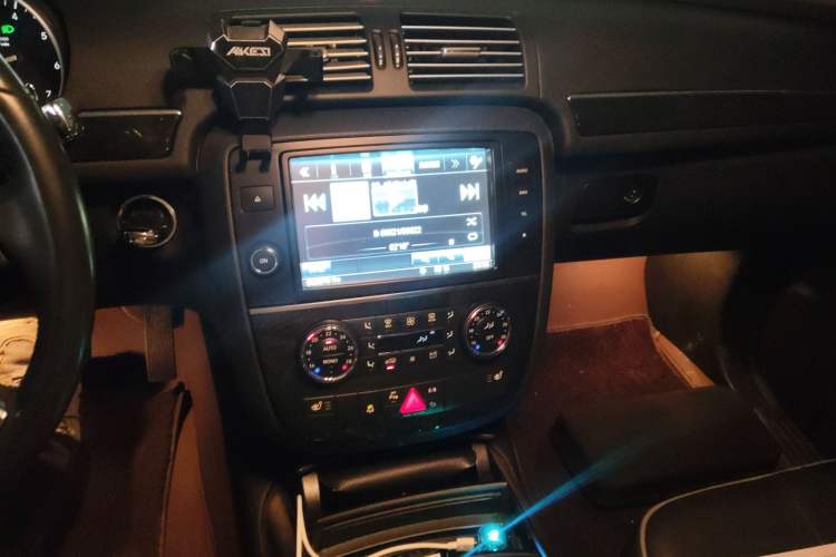Used Mercedes-Benz R-Class 2017 R 320 4MATIC Business Edition Prestige Model Audio And AC Panel