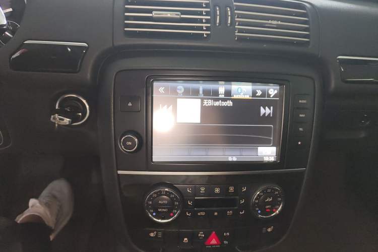 Used Mercedes-Benz R-Class 2017 R 320 4MATIC Business Edition Prestige Model Audio And AC Panel
