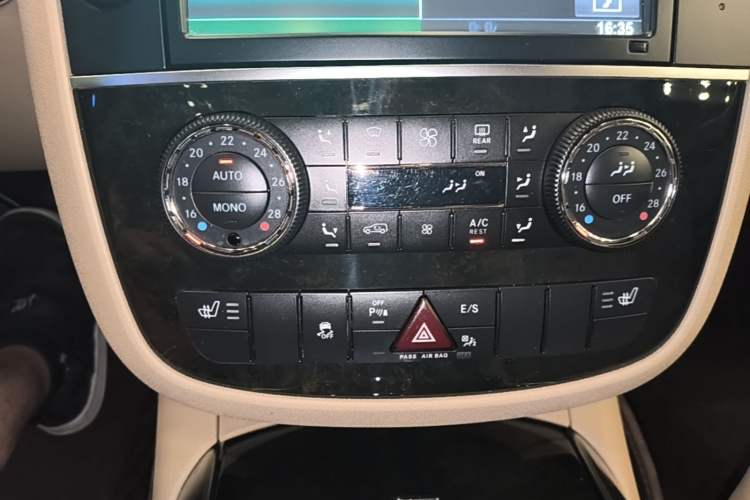 Used Mercedes-Benz R-Class 2017 R 320 4MATIC Business Edition Prestige Model Audio And AC Panel