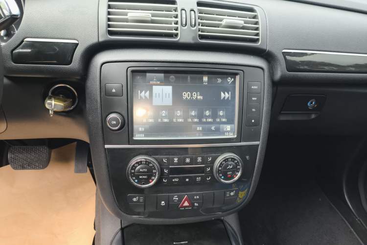Used Mercedes-Benz R-Class 2017 R 320 4MATIC Business Edition Prestige Model Audio And AC Panel