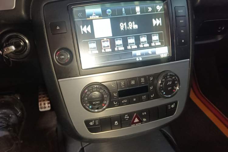 Used Mercedes-Benz R-Class 2017 R 320 4MATIC Business Edition Prestige Model Audio And AC Panel