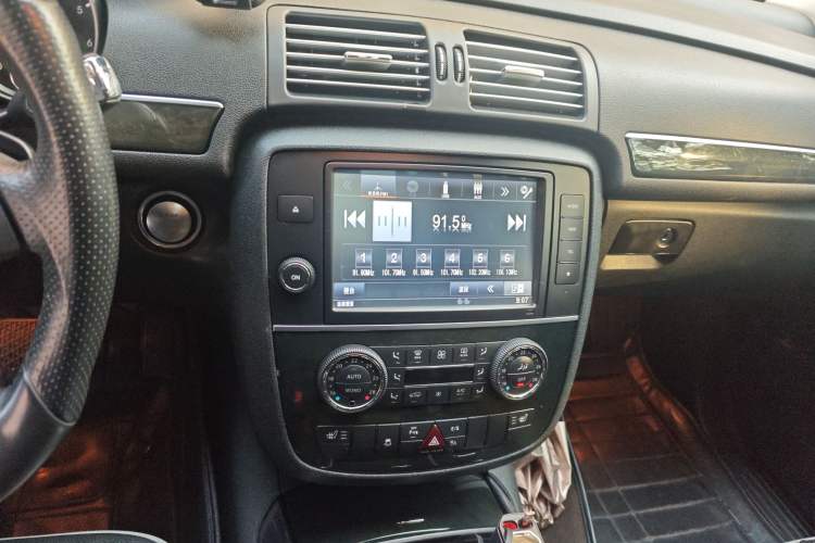 Used Mercedes-Benz R-Class 2017 R 400 4MATIC Exclusive Edition Audio And AC Panel