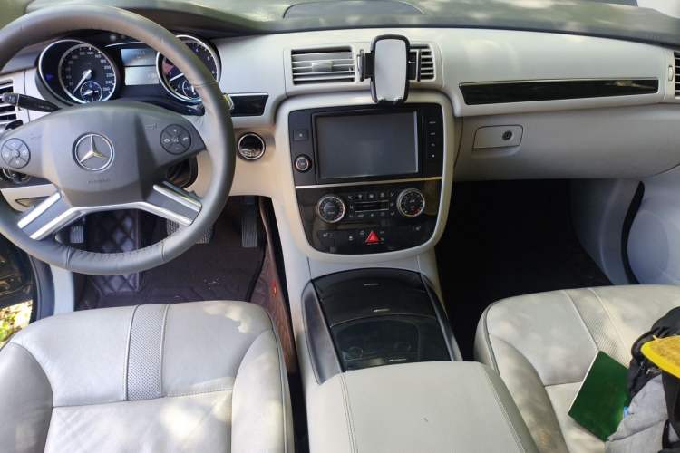 Used Mercedes-Benz R-Class 2017 R 320 4MATIC Business Edition Prestige Model Audio And AC Panel