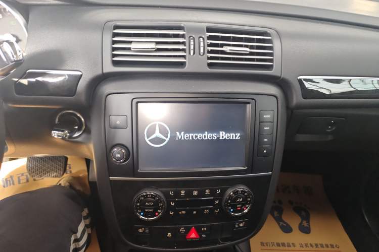 Used Mercedes-Benz R-Class 2017 R 320 4MATIC Business Edition Prestige Model Audio And AC Panel