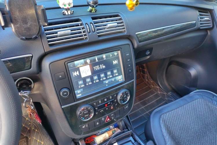 Used Mercedes-Benz R-Class 2017 R 320 4MATIC Business Edition Prestige Model Audio And AC Panel