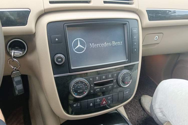 Used Mercedes-Benz R-Class 2017 R 320 4MATIC Business Edition Prestige Model Audio And AC Panel
