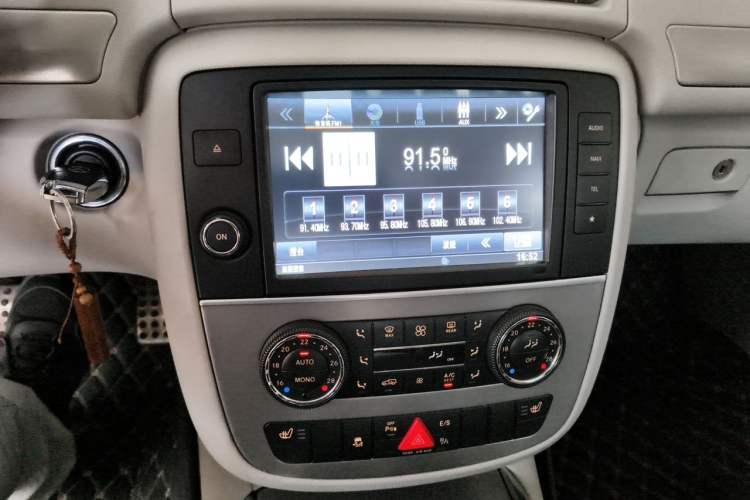 Used Mercedes-Benz R-Class 2017 R 320 4MATIC Business Edition Prestige Model Audio And AC Panel