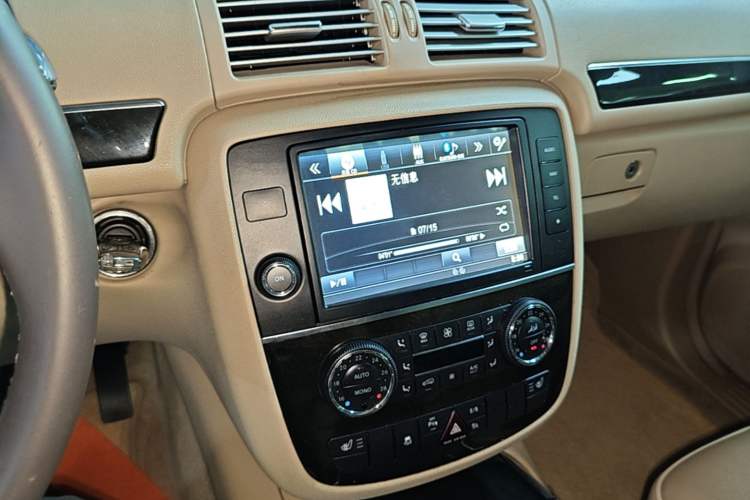 Used Mercedes-Benz R-Class 2017 R 320 4MATIC Business Edition Prestige Model Audio And AC Panel