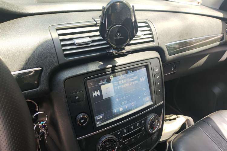 Used Mercedes-Benz R-Class 2017 R 320 4MATIC Business Edition Prestige Model Audio And AC Panel