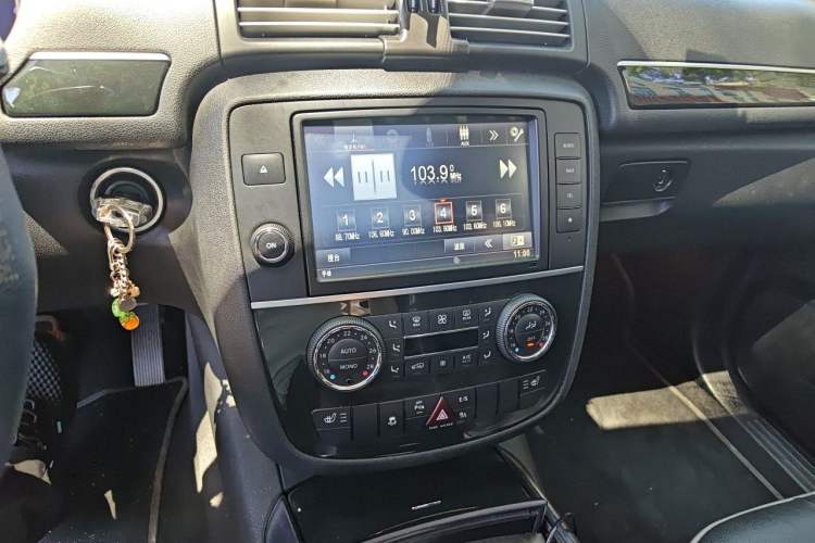 Used Mercedes-Benz R-Class 2017 R 320 4MATIC Business Edition Prestige Model Audio And AC Panel