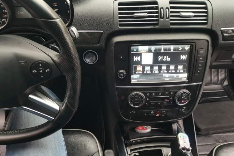 Used Mercedes-Benz R-Class 2017 R 400 4MATIC Exclusive Edition Audio And AC Panel
