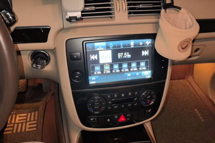 Used Mercedes-Benz R-Class 2017 R 320 4MATIC Business Edition Prestige Model Audio And AC Panel