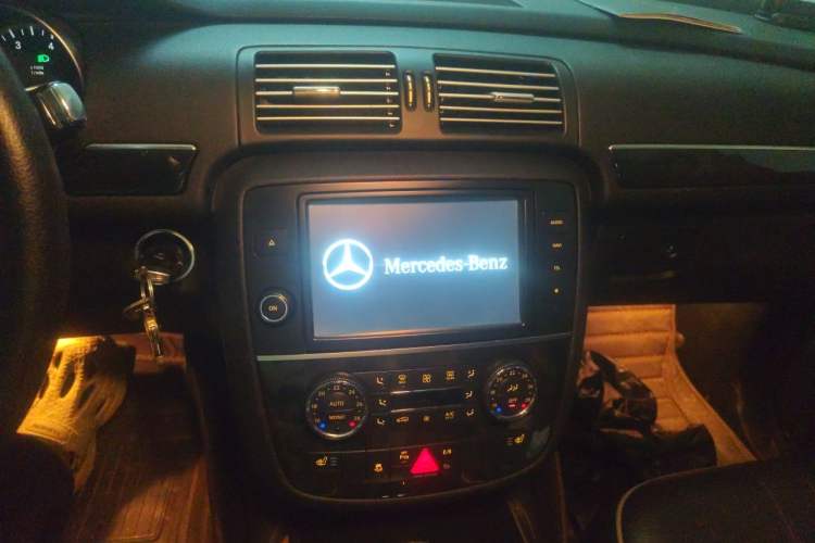Used Mercedes-Benz R-Class 2017 R 320 4MATIC Business Edition Prestige Model Audio And AC Panel