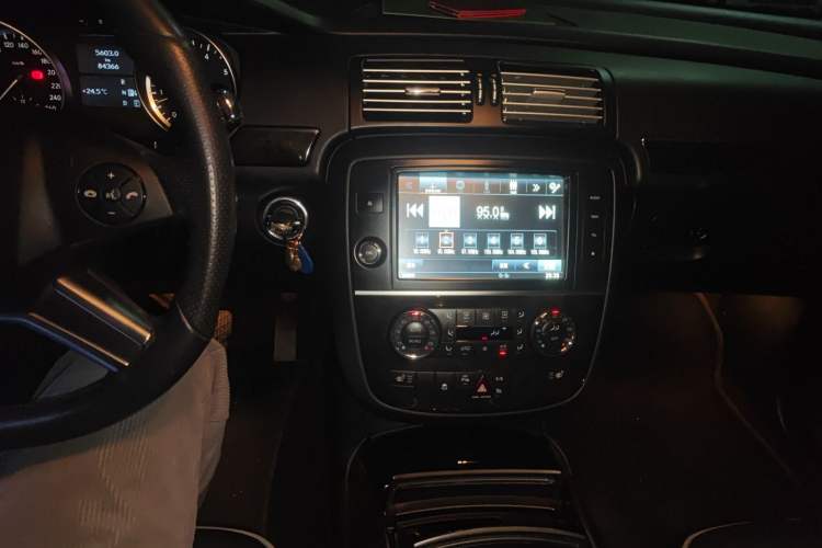 Used Mercedes-Benz R-Class 2017 R 320 4MATIC Luxury Collection Edition Audio And AC Panel