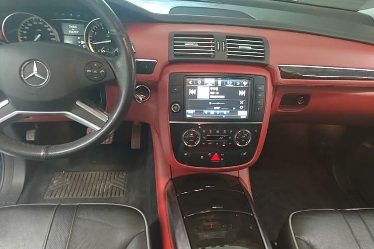 Used Mercedes-Benz R-Class 2017 R 320 4MATIC Business Edition Prestige Model Audio And AC Panel