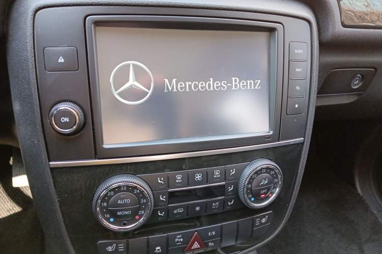 Used Mercedes-Benz R-Class 2017 R 320 4MATIC Business Edition Prestige Model Audio And AC Panel
