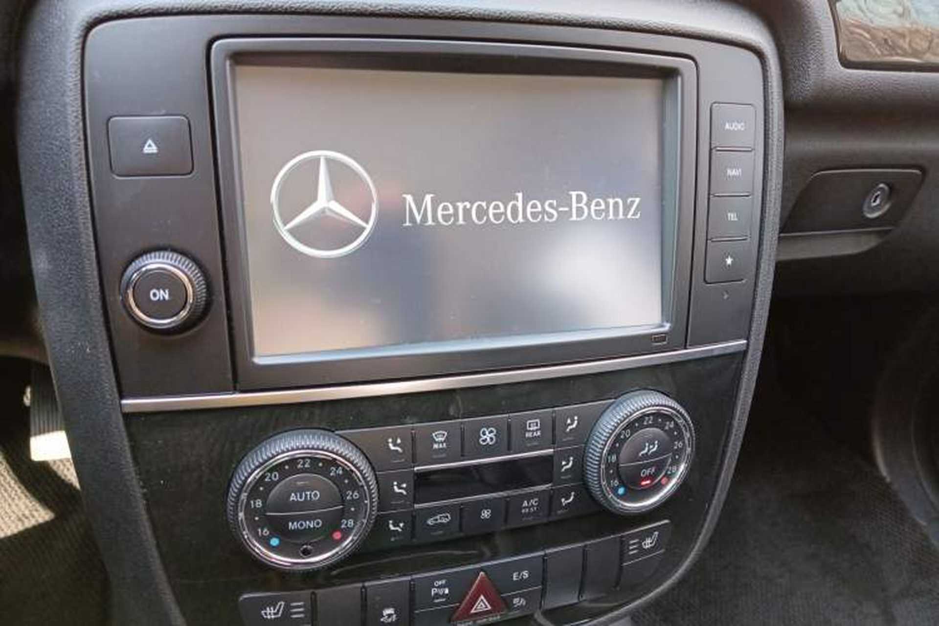 Used Mercedes-Benz R-Class 2017 R 320 4MATIC Business Edition Prestige Model Audio And AC Panel