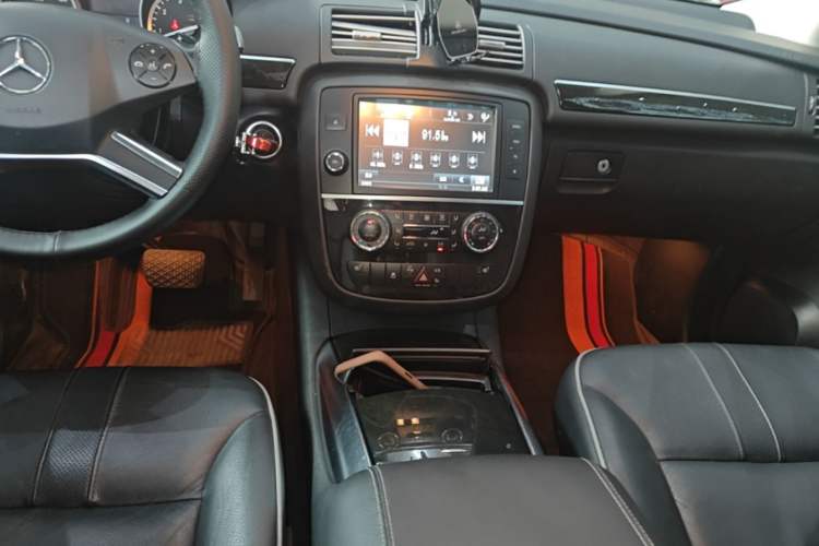 Used Mercedes-Benz R-Class 2017 R 320 4MATIC Business Edition Prestige Model Audio And AC Panel