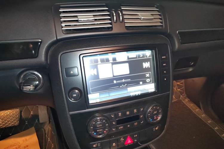 Used Mercedes-Benz R-Class 2017 R 320 4MATIC Luxury Collection Edition Audio And AC Panel