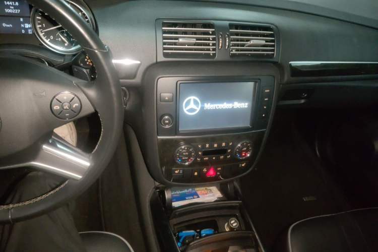 Used Mercedes-Benz R-Class 2017 R 320 4MATIC Business Edition Prestige Model Audio And AC Panel