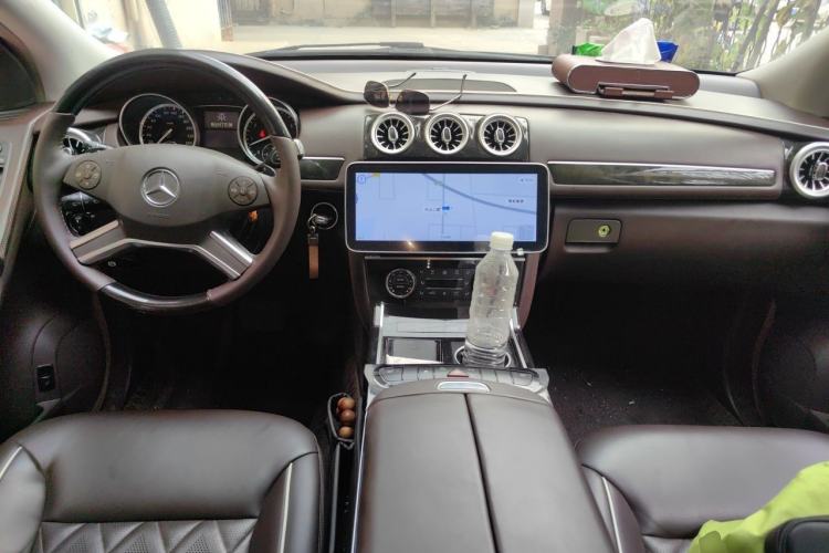Used Mercedes-Benz R-Class 2017 R 320 4MATIC Business Edition Prestige Model Center Console