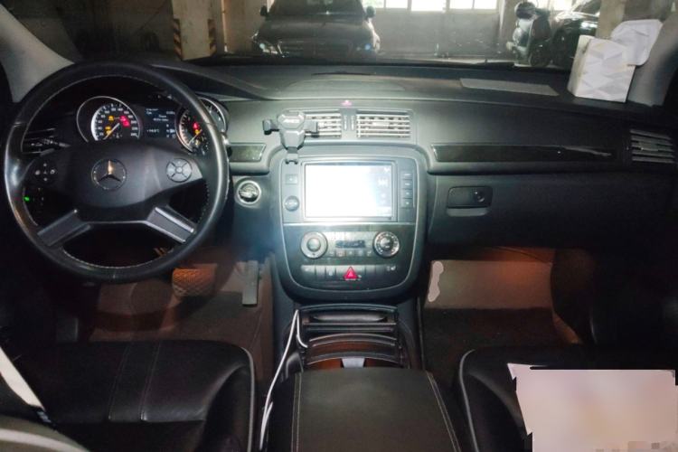 Used Mercedes-Benz R-Class 2017 R 320 4MATIC Business Edition Prestige Model Center Console