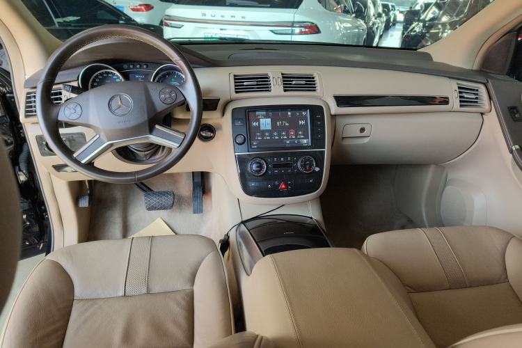 Used Mercedes-Benz R-Class 2017 R 320 4MATIC Business Edition Prestige Model Center Console