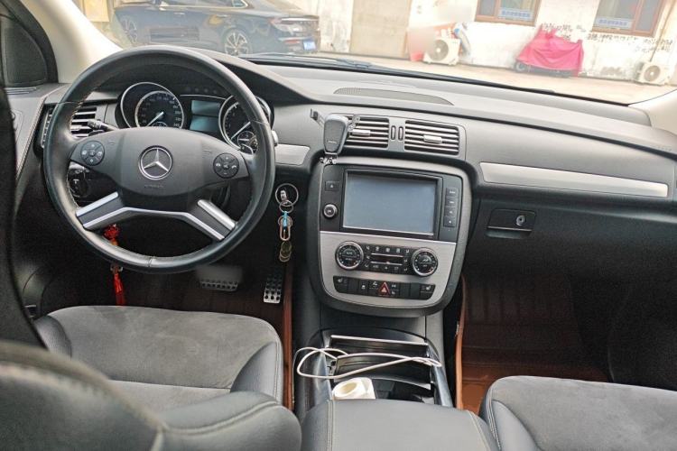 Used Mercedes-Benz R-Class 2017 R 320 4MATIC Business Edition Prestige Model Center Console