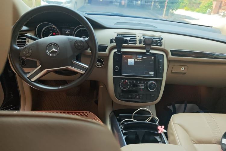 Used Mercedes-Benz R-Class 2017 R 320 4MATIC Business Edition Prestige Model Center Console