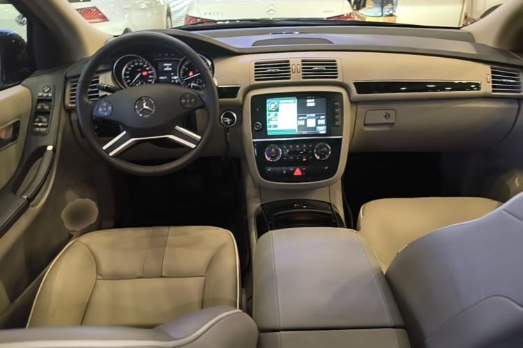 Used Mercedes-Benz R-Class 2017 R 320 4MATIC Business Edition Prestige Model Center Console