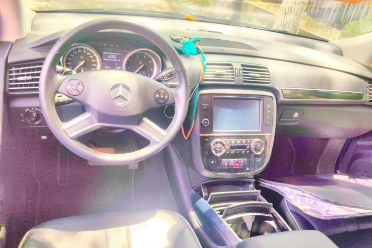Used Mercedes-Benz R-Class 2017 R 320 4MATIC Business Edition Prestige Model Center Console