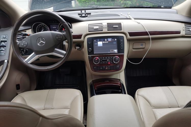 Used Mercedes-Benz R-Class 2017 R 320 4MATIC Business Edition Prestige Model Center Console