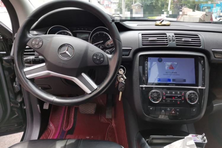 Used Mercedes-Benz R-Class 2017 R 320 4MATIC Business Edition Prestige Model Center Console