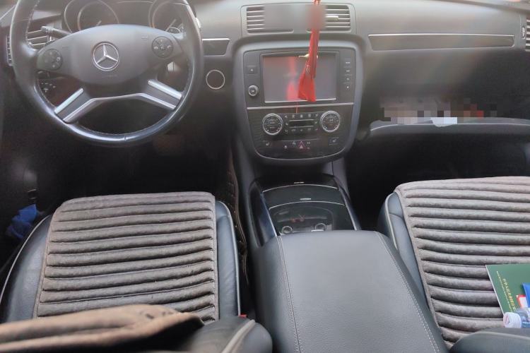 Used Mercedes-Benz R-Class 2017 R 320 4MATIC Business Edition Prestige Model Center Console