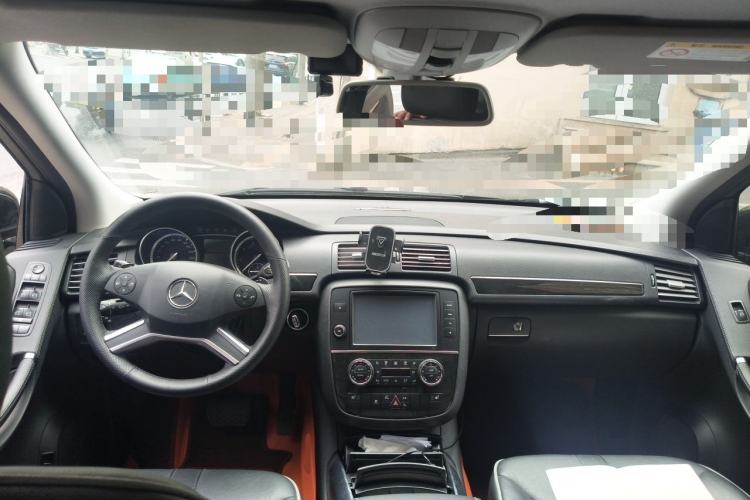 Used Mercedes-Benz R-Class 2017 R 320 4MATIC Business Edition Prestige Model Center Console