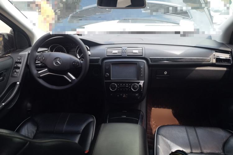 Used Mercedes-Benz R-Class 2017 R 320 4MATIC Business Edition Prestige Model Center Console