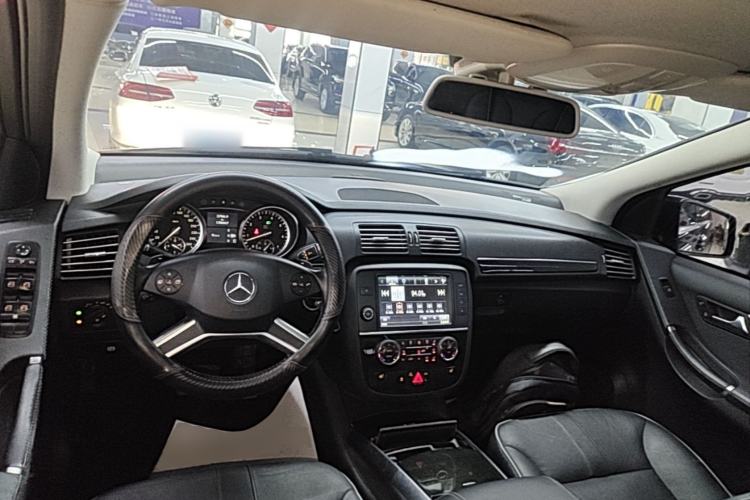 Used Mercedes-Benz R-Class 2017 R 320 4MATIC Business Edition Prestige Model Center Console