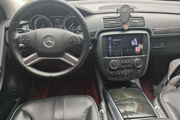 Used Mercedes-Benz R-Class 2017 R 320 4MATIC Business Edition Prestige Model Center Console