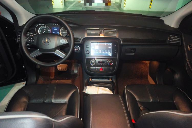 Used Mercedes-Benz R-Class 2017 R 320 4MATIC Business Edition Prestige Model Center Console