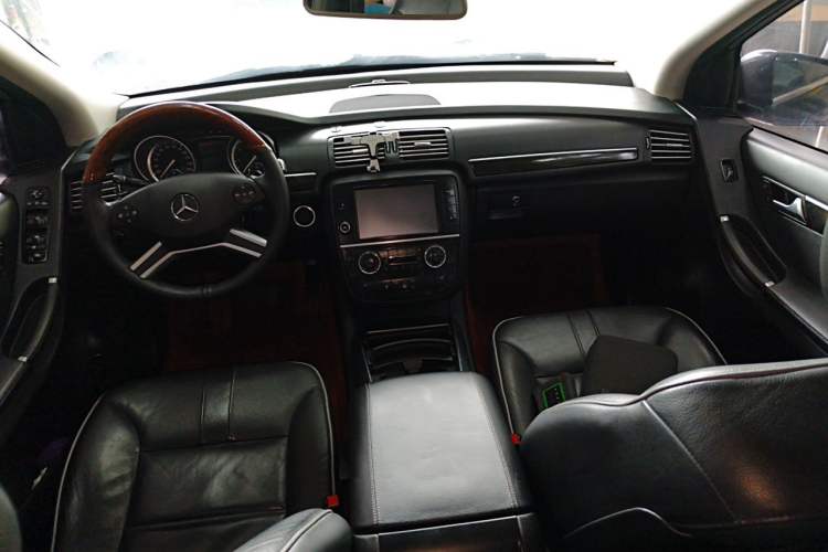 Used Mercedes-Benz R-Class 2017 R 320 4MATIC Business Edition Prestige Model Center Console