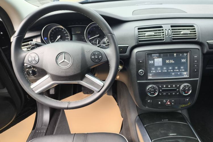 Used Mercedes-Benz R-Class 2017 R 320 4MATIC Business Edition Prestige Model Center Console