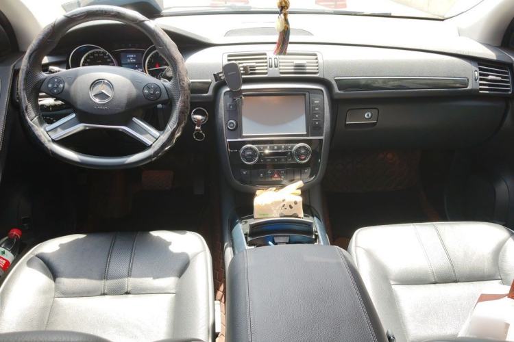 Used Mercedes-Benz R-Class 2017 R 320 4MATIC Luxury Collection Edition Center Console