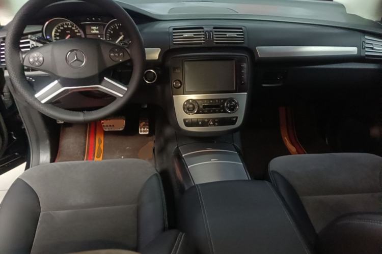 Used Mercedes-Benz R-Class 2017 R 320 4MATIC Business Edition Prestige Model Center Console
