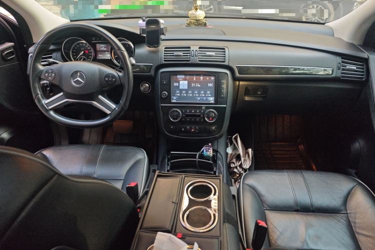 Used Mercedes-Benz R-Class 2017 R 400 4MATIC Exclusive Edition Center Console