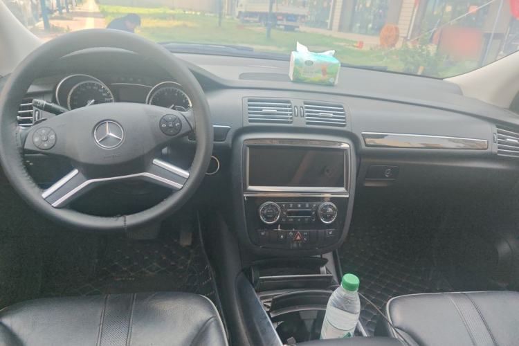 Used Mercedes-Benz R-Class 2017 R 320 4MATIC Business Edition Prestige Model Center Console